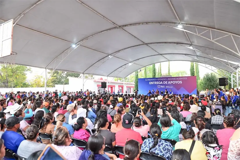 Entrega de apoyos de mejoramiento de vivienda en El Llano. Foto: Cortesía