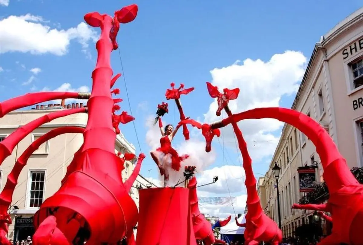 Habrá 3 espectáculos de jirafas gigantes en Guadalajara. Foto: Cortesía
