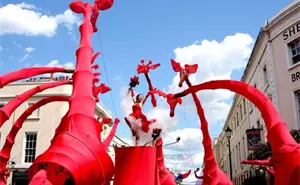 Espectáculo gratis de marionetas de jirafas gigantes, este fin de semana en Guadalajara