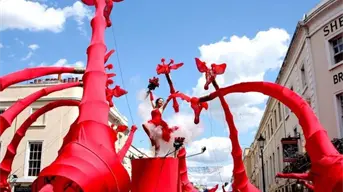 Espectáculo gratis de marionetas de jirafas gigantes, este fin de semana en Guadalajara