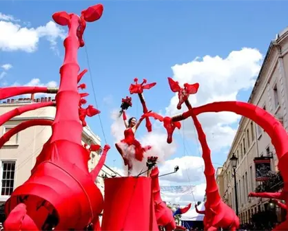 Espectáculo gratis de marionetas de jirafas gigantes, este fin de semana en Guadalajara