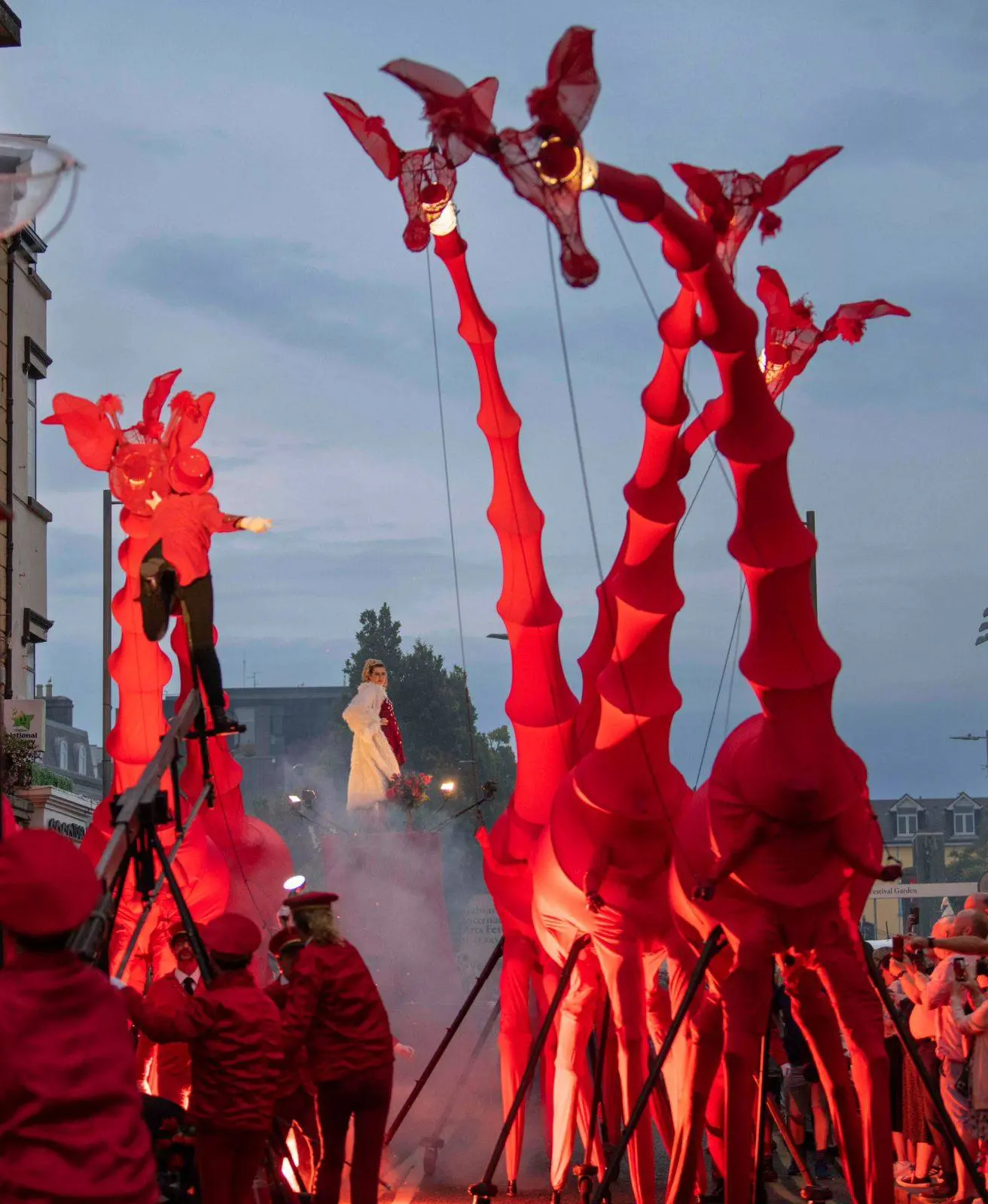 Espectáculo urbano Les Girafes en Guadalajara. Foto: Cortesía