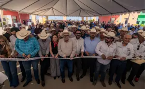 Rubén Rocha le da Buenas Noticias a los ganadores durante la inauguración de la Feria Ganadera Sinaloa