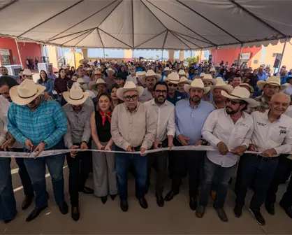 Rubén Rocha le da Buenas Noticias a los ganadores durante la inauguración de la Feria Ganadera Sinaloa