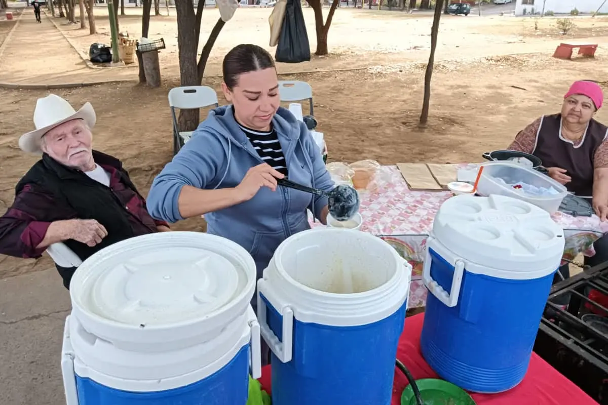 Con la llegada del frío sinaloenses acostumbran a beber a tole de pinole.