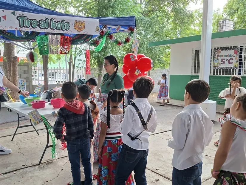 Entre risas y juegos tradicionales, los niños vivieron la historia de la Revolución Mexicana de manera divertida y memorable. Foto: Juan Madrigal