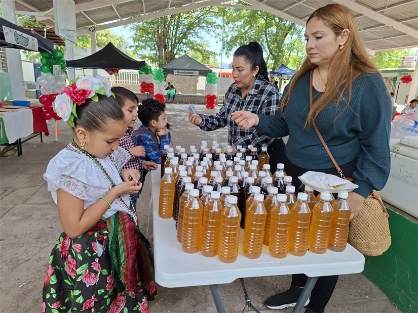 Con minidisco, museo histórico y juegos mexicanos, la escuela ofreció a niñas y niños una experiencia que fortaleció su identidad cultural. Foto: Juan Madrigal