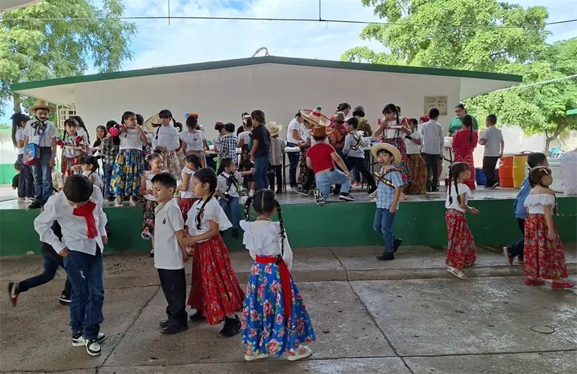Una feria escolar llena de tradición, juegos y música permitió a los estudiantes vivir la historia de forma divertida y significativa. Foto: Juan Madrigal