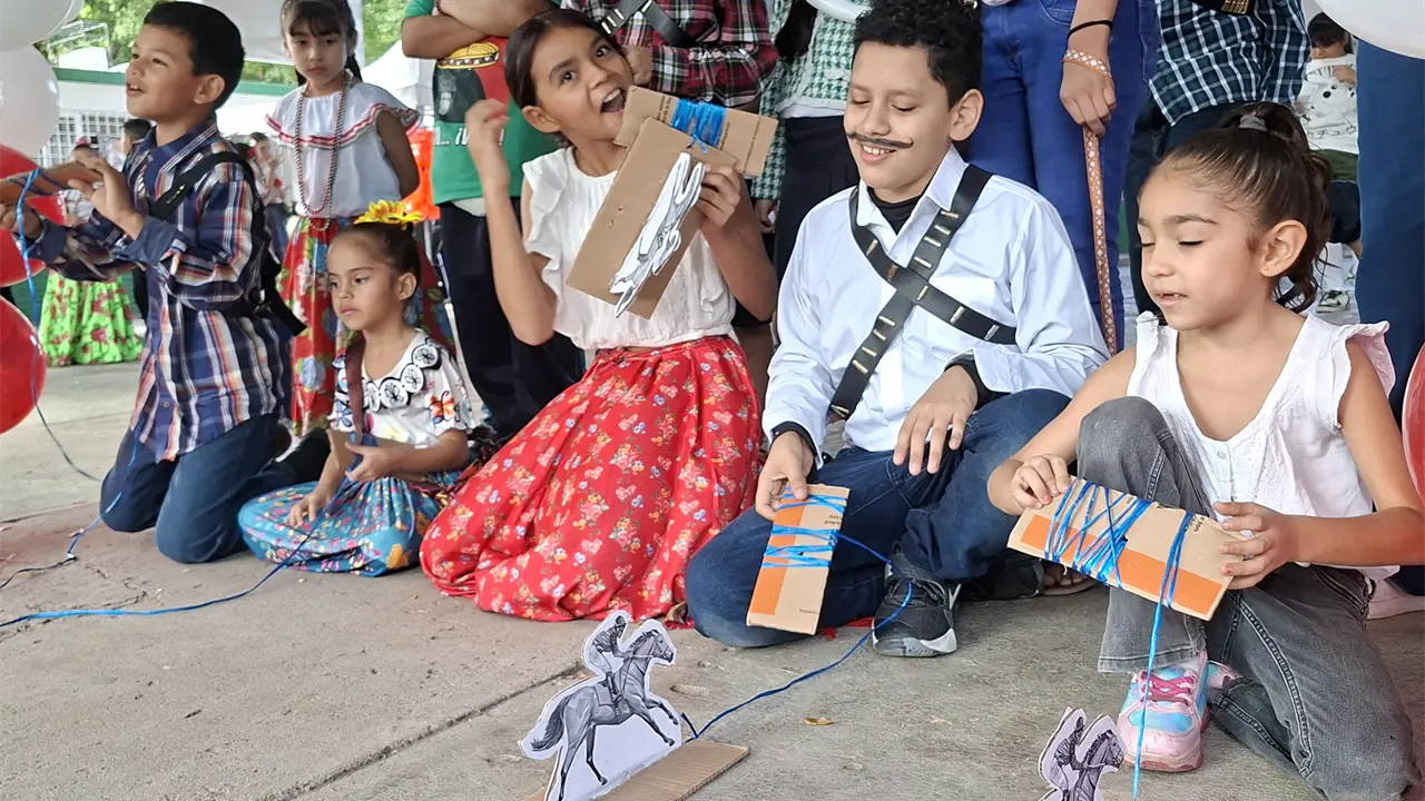 Entre risas, juegos y tradiciones, los niños y niñas de la primaria Niños Héroes vivieron la historia de la Revolución Mexicana, creando recuerdos que quedarán en su corazón para siempre. Foto: Juan Madrigal