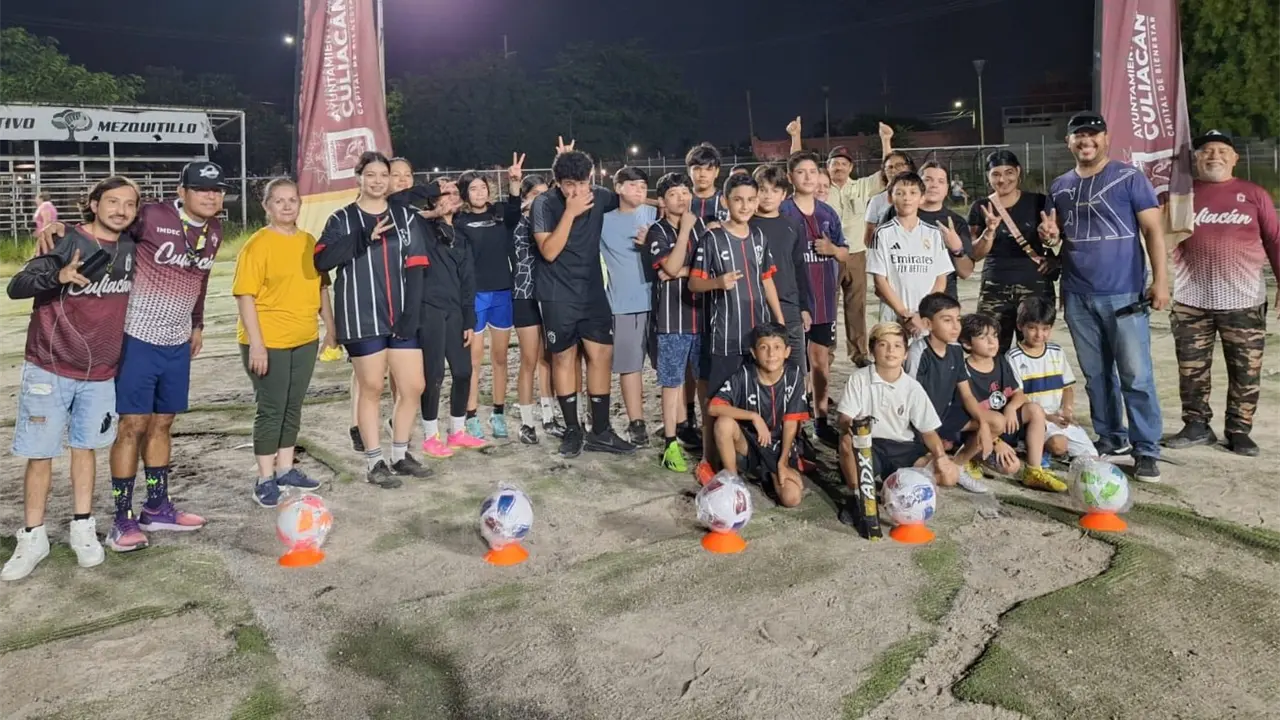 Entre risas y juegos, pequeños de Cuervos FC fortalecen su espíritu de equipo. Foto: IMDEC