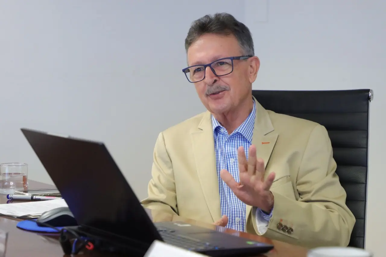 Dr. Carlos Karam Quiñones, director general de CONFÍE.