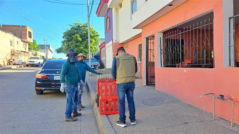 Vecinos y autoridades se unen en jornada de descacharrización en Adolfo López Mateos. Foto: Ayuntamiento de Culiacán