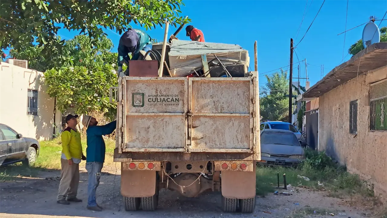 Vecinos y personal municipal trabajaron juntos en la recolección de llantas, muebles viejos y recipientes, reduciendo focos de mosquitos. Foto: Ayuntamiento de Culiacán
