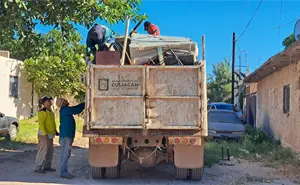 Vecinos de la Adolfo López Mateos en Culiacán se unen a jornada de descacharrización para cuidar su salud