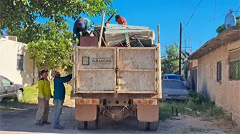 Vecinos de la Adolfo López Mateos en Culiacán se unen a jornada de descacharrización para cuidar su salud