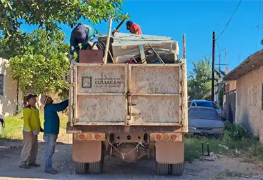 Vecinos de la Adolfo López Mateos en Culiacán se unen a jornada de descacharrización para cuidar su salud