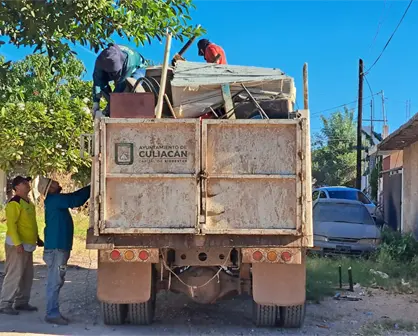 Vecinos de la Adolfo López Mateos en Culiacán se unen a jornada de descacharrización para cuidar su salud