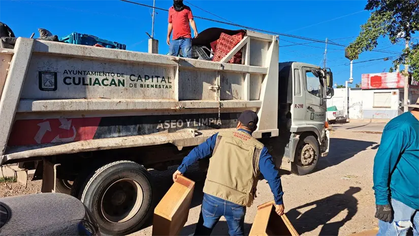 Unidos por la salud: vecinos y brigadas municipales limpiaron la colonia para evitar criaderos de mosquitos. Foto: Ayuntamiento de Culiacán
