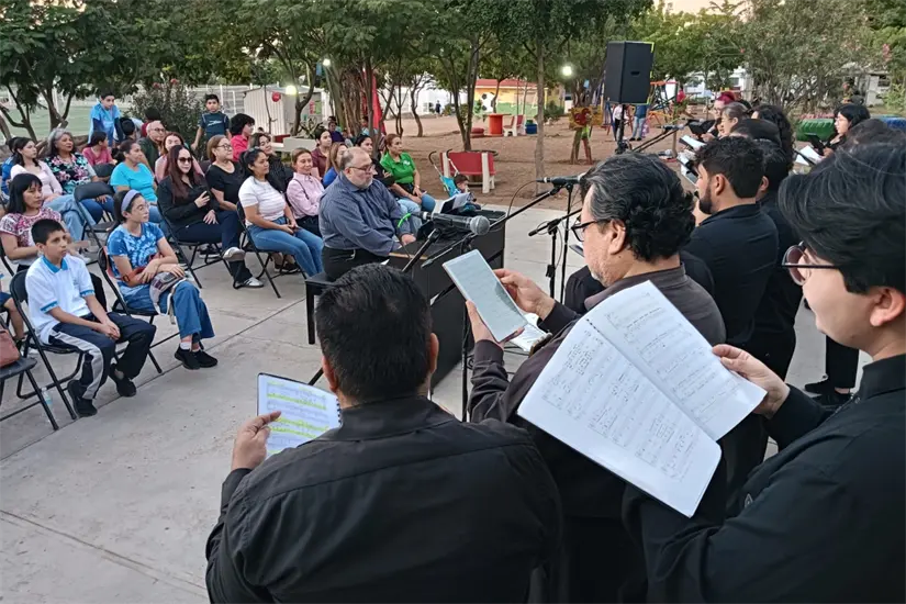 Cuando la música llega hasta el corazón de los barrios, algo valioso ocurre: los vecinos se encuentran, los espacios públicos se renuevan y las ciudades laten un poco más fuerte.