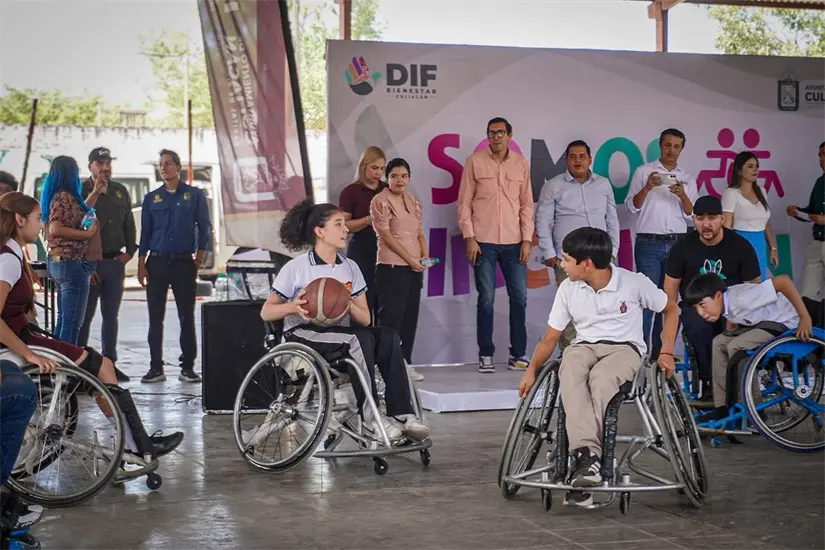 DIF Culiacán llevó una demostración de básquetbol sobre silla de ruedas que sensibilizó al alumnado sobre la discapacidad, el respeto y la salud emocional. Foto: Ayuntamiento de Culiacán