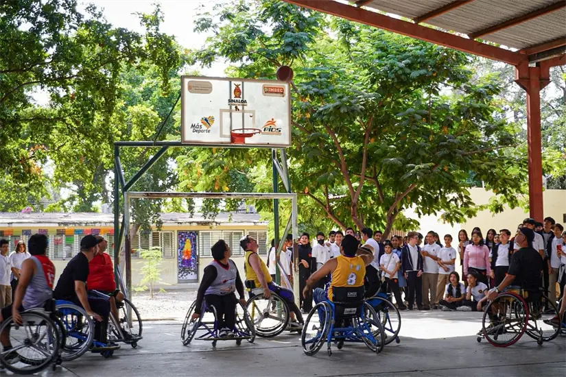DIF Culiacán y atletas en silla de ruedas compartieron experiencias que fomentaron empatía, respeto y reflexión en el marco del Día Mundial de las Personas con Discapacidad. Foto: Ayuntamiento de Culiacán