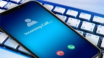 No contestes, si te llama alguien a tu celular y no lo tienes registrado, no le contestes