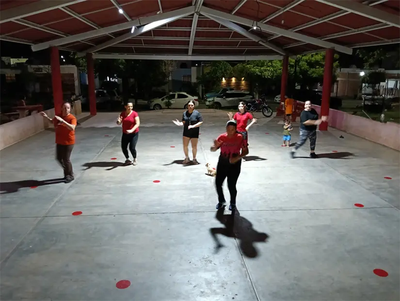 Las asistentes pasan un rato agradable y disfrutan del momento de relajación.