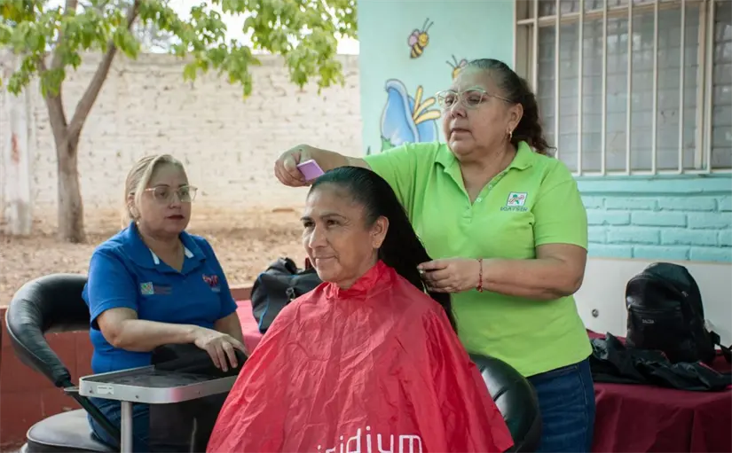 Jornada de Bienestar: niños y adultos participan en talleres de flores eternas y decoración navideña. Foto: Ayuntamiento de Culiacán