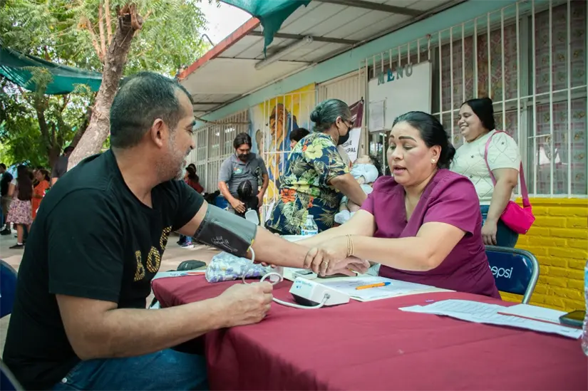 Atención y diversión: médicos, psicólogos y artistas de manualidades acercan bienestar a la colonia Aquiles Serdán. Foto: Ayuntamiento de Culiacán