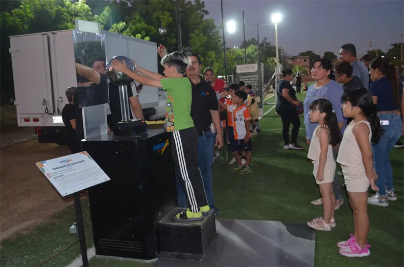 Decenas de familias disfrutaron de juegos interactivos que combinan ciencia, diversión y aprendizaje. Foto: Juan Madrigal