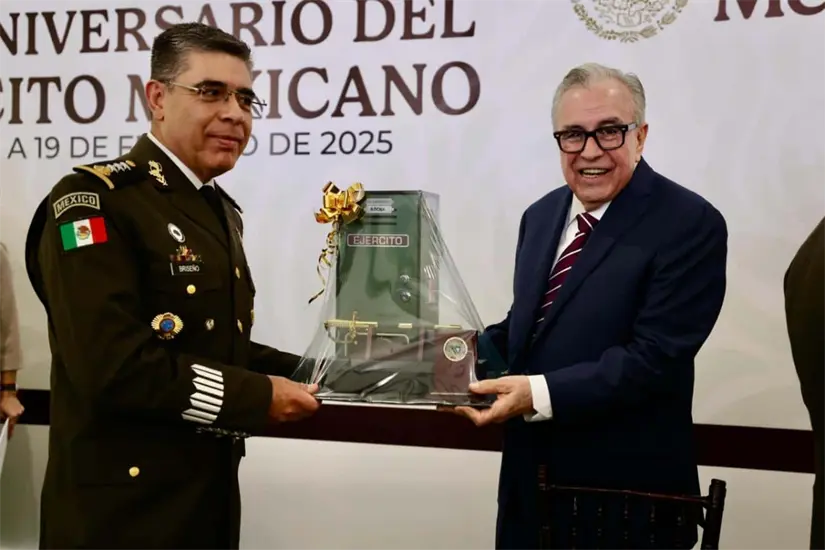 El general Guillermo Briseño junto al gobernador de Sinaloa, Rubén Rocha Moya. Foto: Especial
