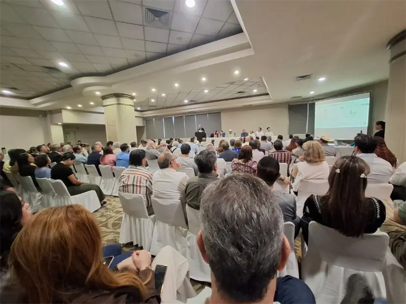 Asistentes al informe ciudadano escuchan el diagnóstico sobre seguridad, economía y bienestar en el estado.