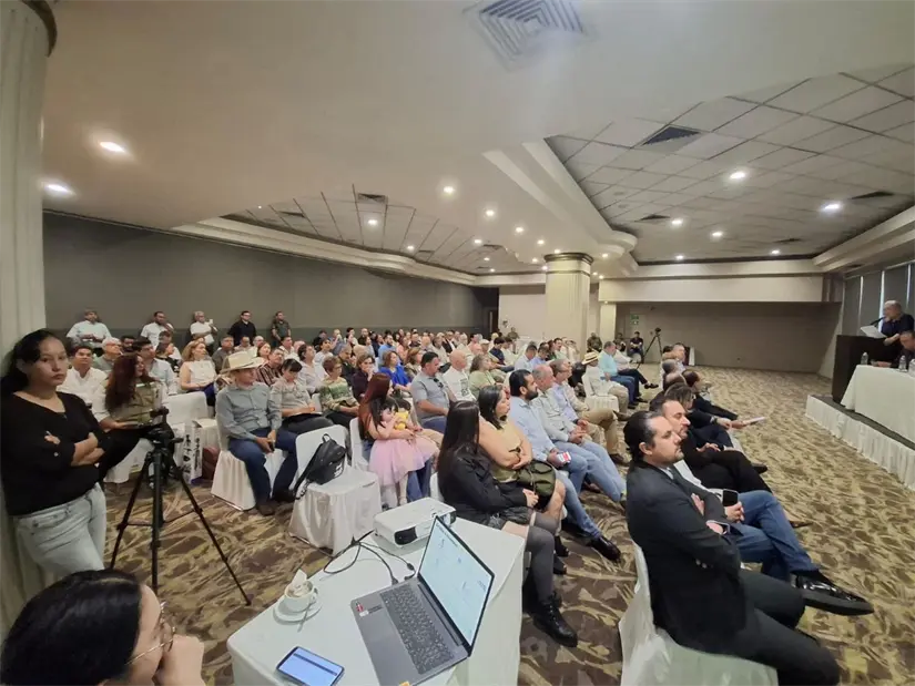 Ciudadanos y representantes de distintos sectores presentes  en el foro del Informe Ciudadano 2025.