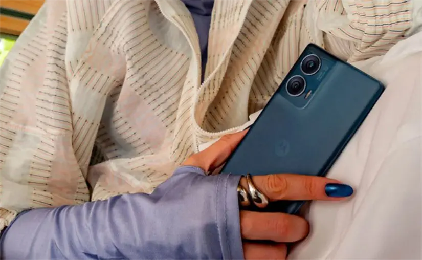 El Motorola Moto Edge 50 Fusion es resistente al agua. Foto: Cortesía