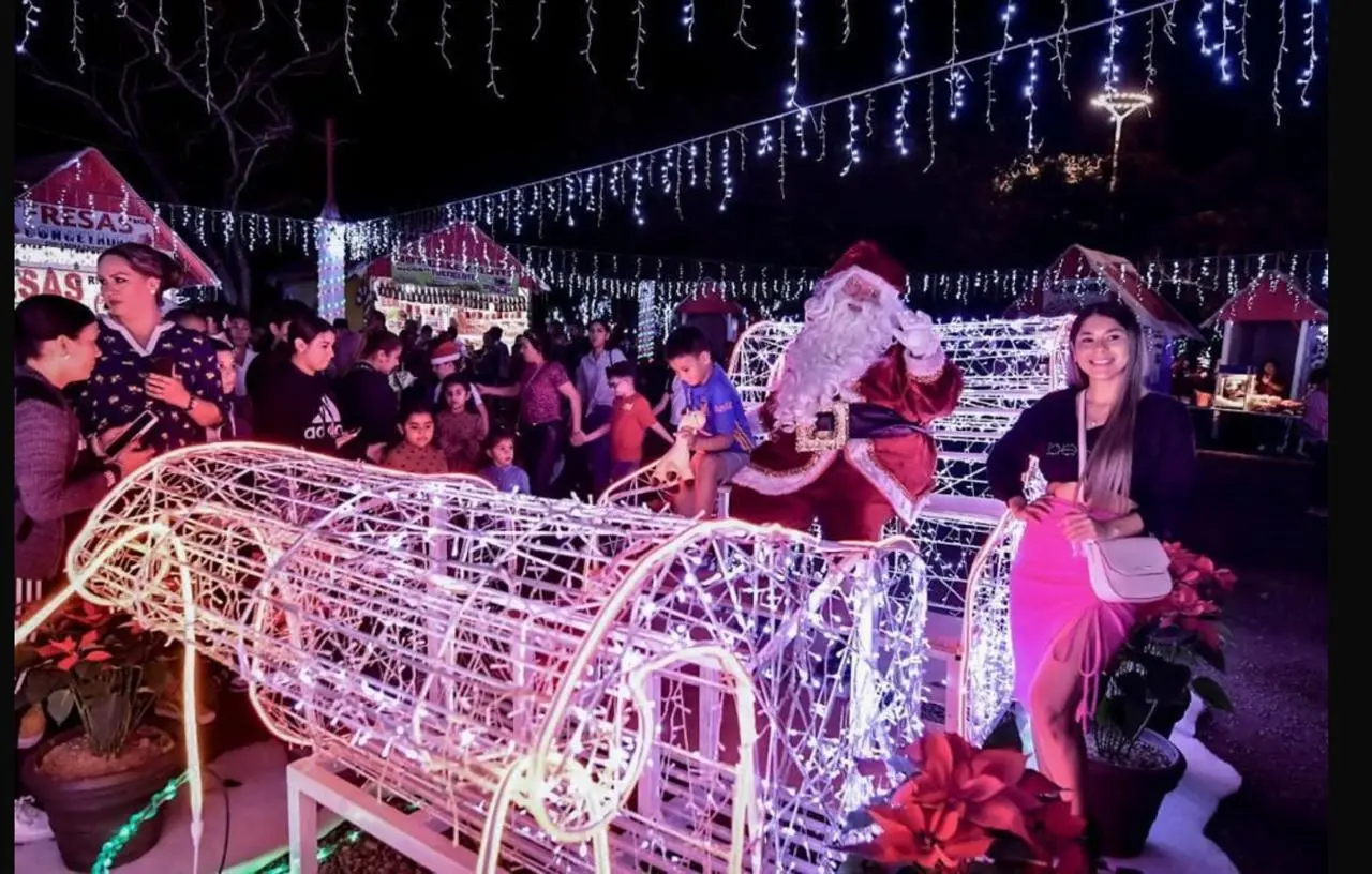 Iniciaron los preparativos para la Villa Navideña 2025 en el Parque Central de Mazatlán. Fotografías de archivo.