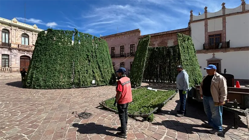 Ya comenzaron la instalación de la de decoración del Festival de Luces 2025 de Zacatecas. Foto: Cortesía