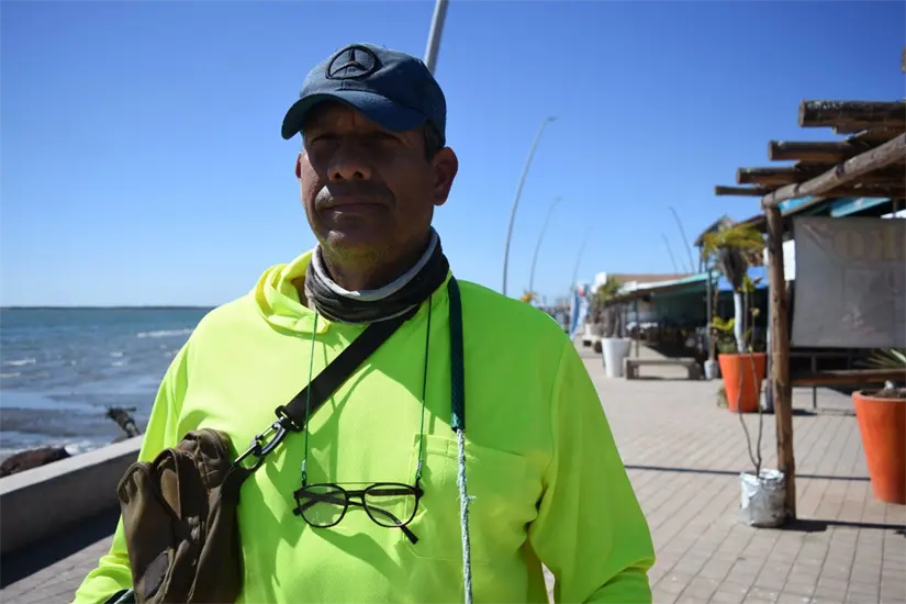 José Rafael Sánchez se siente honrado de vender cocadas y sacar adelante a su familia. Foto: Lino Ceballos.