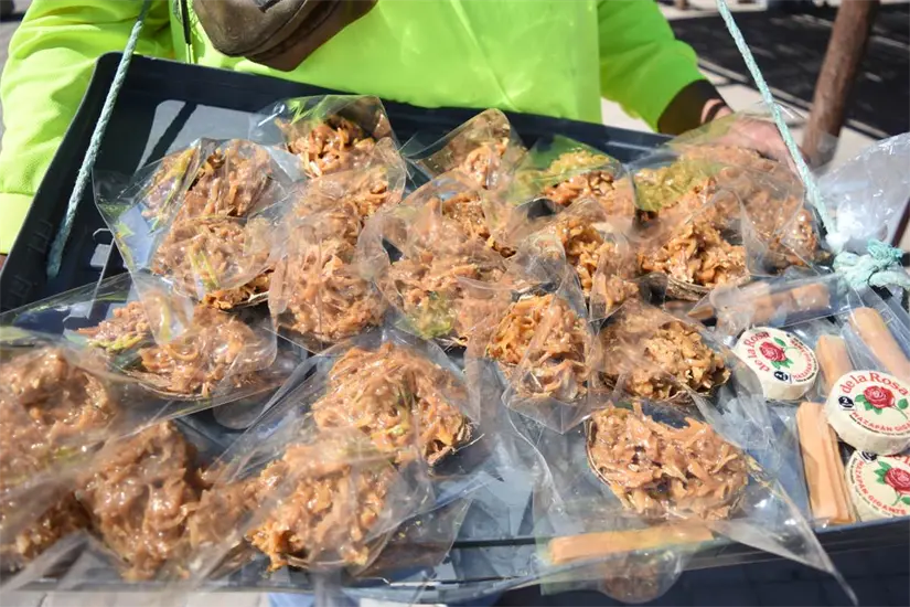 José Rafael realiza las cocadas que aprendió a hacer preguntando y experimentando. Foto: Lino Ceballos.