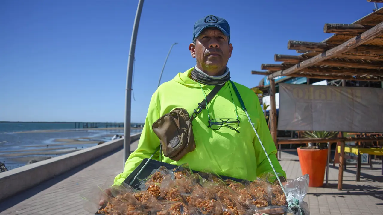 José Rafael Sánchez Plata tiene diez años vendiendo cocadas en Altata. Sus dulces de coco son una delicia para los visitantes. Fotos: Lino Ceballos.