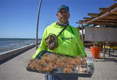 José Rafael Sánchez Plata: el vendedor de cocadas que mantiene viva la tradición en Altata