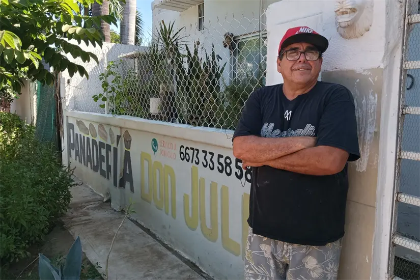 Leocadio Reyes, a veces, invita a niños del barrio a ayudarle a vender pan “para que aprendan a ganarse su pesito”, así como él aprendió de su padre el valor del trabajo.