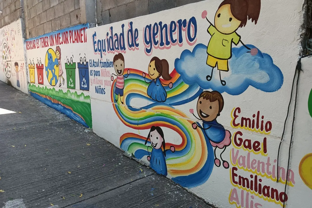 La Primaria Nissan 64 en Culiacán transforma su pasillo de acceso con murales creados por alumnos y docentes que impulsan valores, equidad y cuidado del medio ambiente. | Imágenes de Francisco Castro