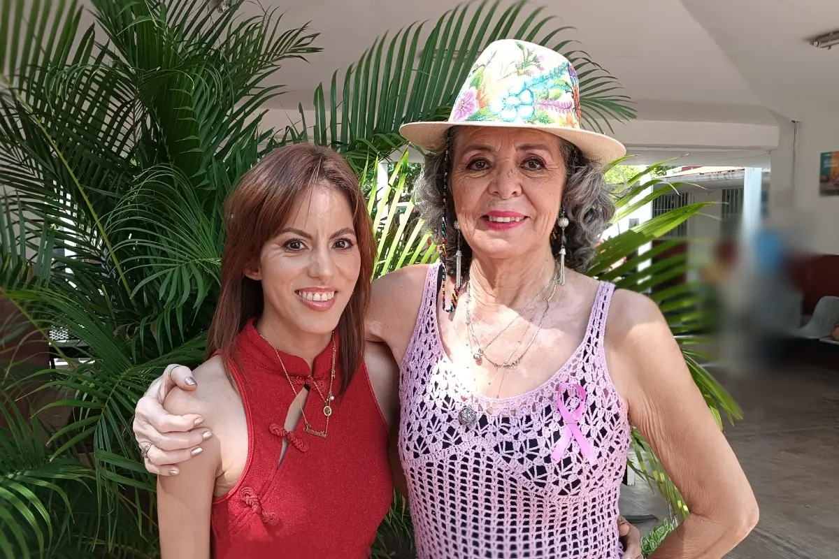 Una relación de admiración mutua. Amparo ve en su hija la prueba viva de que la voluntad puede más que cualquier diagnóstico. Y Samantha reconoce en su madre el motor de su vida. | Imágenes de Francisco Castro