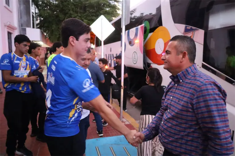 El alcalde de Navolato, Jorge Rosario Bojórquez despidió a los jóvenes deportistas rumbo a la Copa Telmex 2025.