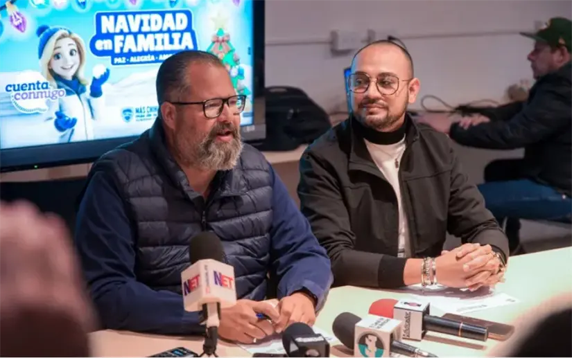 Anuncian horario de la pista de hielo en la Plaza del Ángel en Chihuahua. Foto: Cortesía