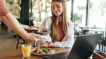Cómo elegir la mejor terminal portátil para restaurantes en tu negocio
