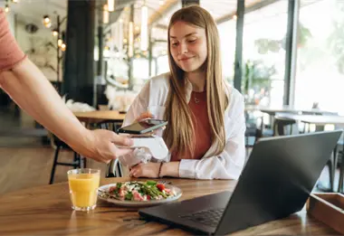 Cómo elegir la mejor terminal portátil para restaurantes en tu negocio