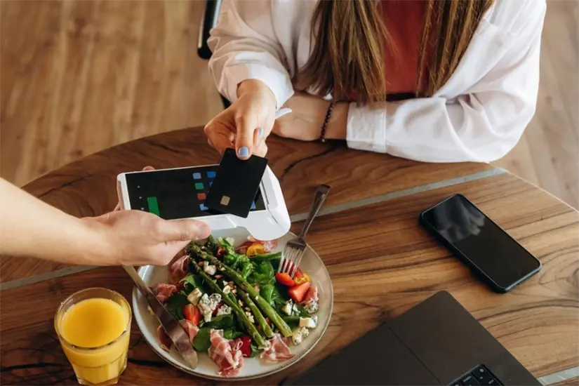 Transforma la experiencia de tus comensales con tecnología adecuada. Imagne: Shutterstock