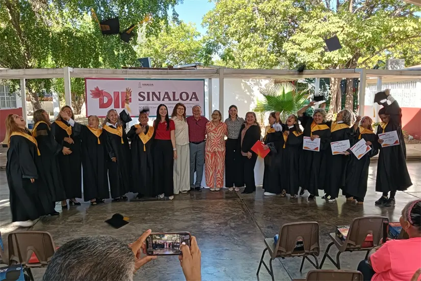 Momento en que las personas egresadas lanzan el birrete, en señal de festejo. Gracias a la colaboración entre ICATSIN y OXXO, mediante el programa Huellas Mayores, el centro cuenta con un aula de informática equipada especialmente para este grupo, lo que permite ofrecer capacitación continua y accesible.