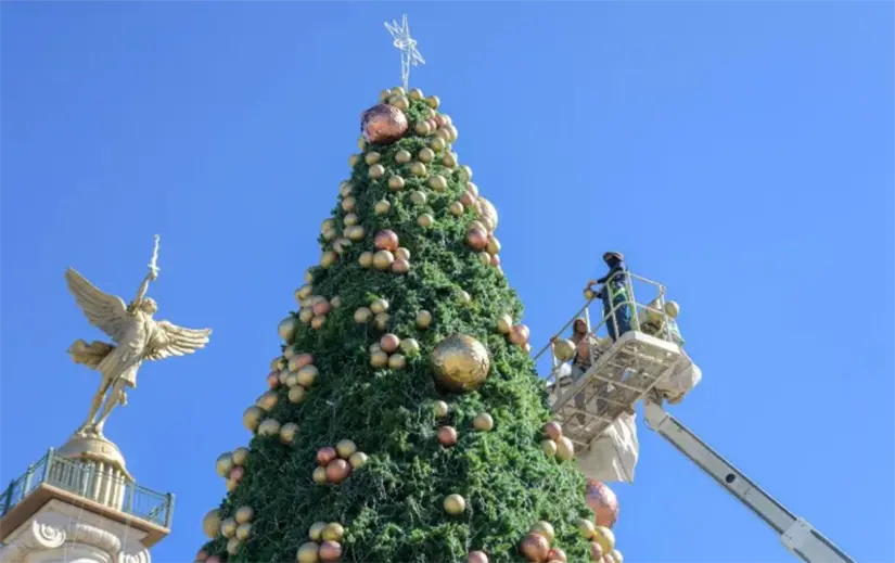 Inician los preparativos para el encendido del árbol en la Plaza del Ángel en Chihuahua. Foto: Cortesía